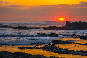 Magnifique couché de soleil sur la plage de Santa Teresa au Costa Rica