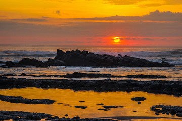 Magnifique couché de soleil sur la plage de Santa Teresa au Costa Rica