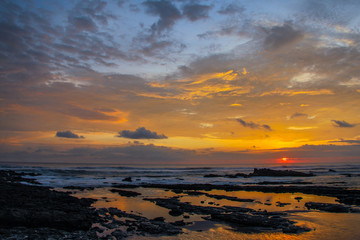 Magnifique couché de soleil sur la plage de Santa Teresa au Costa Rica