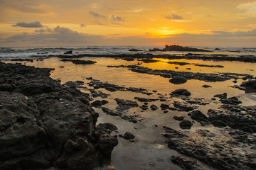 Magnifique couché de soleil sur la plage de Santa Teresa au Costa Rica