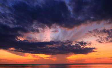 Fototapeta premium piękny wschód słońca nad morzem