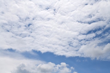 空の背景素材、清々しい青空、美しく印象的な雲。