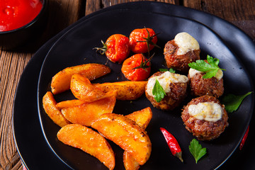 Meatballs with potato quarter from the oven