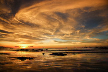 Magnifique couché de soleil sur une plage du Costa Rica