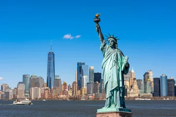 Foto auf Acrylglas Manhattan Die Freiheitsstatue über der Szene von New York Cityscape River Side, die Lage ist Lower Manhattan, Architektur und Gebäude mit touristischem Konzept