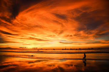 Magnifique couché de soleil sur une plage du Costa Rica