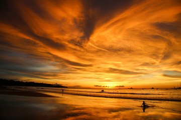 Magnifique couché de soleil sur une plage du Costa Rica