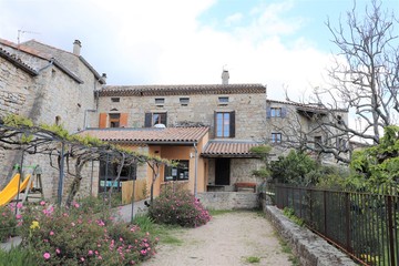 Fototapeta na wymiar Eglise Saint André - Village de Ailhon en Ardèche