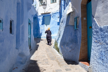 Lugareña caminando por una calle de Chauen, Marruecos