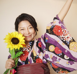 夏に浴衣を着た日本人女性