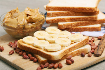 Fototapeta na wymiar Sandwiches with peanut butter and peanuts