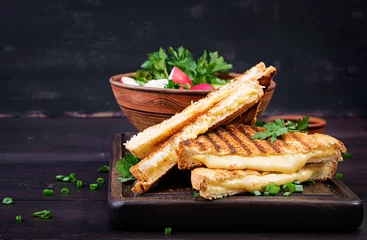 Foto op Plexiglas Snackbar Amerikaans broodje warme kaas. Zelfgemaakte gegrilde kaassandwich voor het ontbijt.