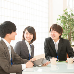 打ち合わせをするビジネスウーマンとビジネスマン