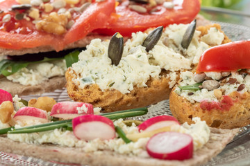 crispbreads with tomatoes, radishes and cheese