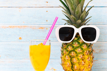 パイナップルとジュース
