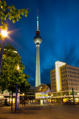 Berliner Fernsehturm und Weltzeituhr in Berlin bei Dämmerung © Mummert-und-Ibold