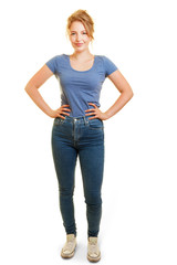 Fototapeta premium Junge blonde Frau mit Händen in der Hüfte
