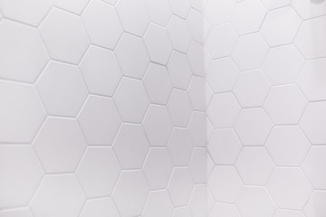 Naklejka premium prawdziwe zdjęcie białej sześciokątnej ściany łazienki