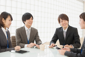 打ち合わせをするビジネスマンとビジネスウーマン