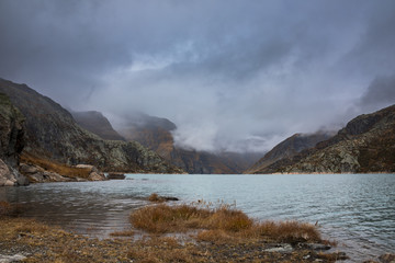 Die wunderbare Bergwelt des Wallis im Herbst