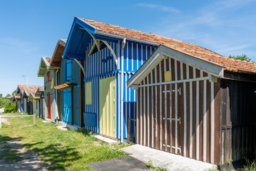 BIGANOS (Bassin d'Arcachon, France), les maisons colorées du port