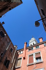 Fototapeta na wymiar Un cielo irregolare in Venezia