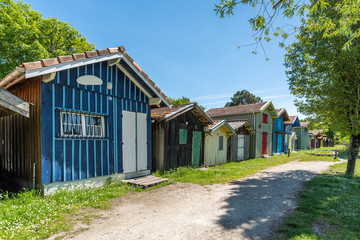 Fototapeta na wymiar BIGANOS (Bassin d'Arcachon, France), les maisons colorées du port