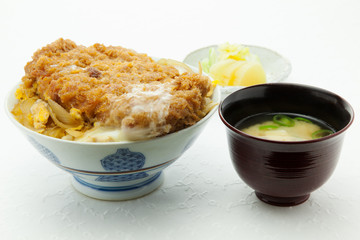カツ丼と味噌汁と漬物