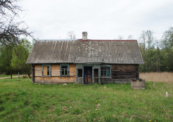 Fototapeta na wymiar Rustic abandoned old wooden house.
