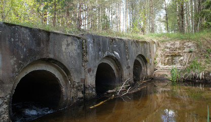 Fototapeta premium Old abandoned concrete bridge aqueduct in the forest.