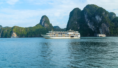 Naklejka premium Halong Bay Tour Cruise Discover Rocky islands spectacular limestone, northern Vietnam