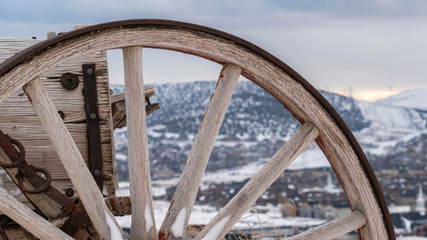 Panorama Wooden wheel with rusty metal of an old fashioned cart viewed in winter