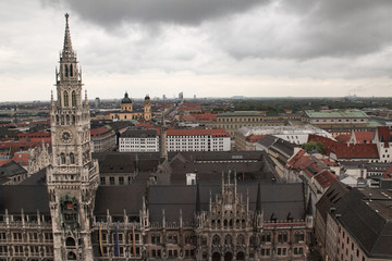 Obraz premium Blick vom Alten Peter über München mit Rathaus und Theatinerkirche