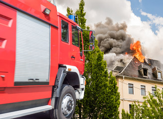 Feuerwehreinsatz mit brennenden Haus