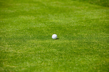 Golfball auf Fairway