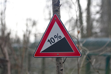 Hinweis-Schild Steigung