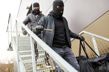 Einbrecher flüchten mit Beute über Treppe