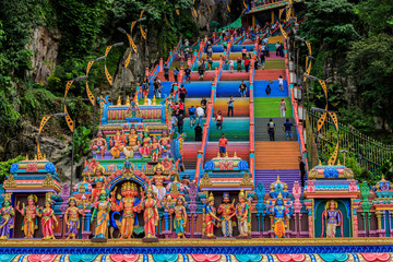 Bunte Stufen zum Eingang der Höhle Batu Caves, Hindu Tempel in Kuala Lumpur, Malaysia