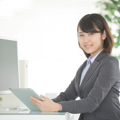 タブレットPCを操作するビジネスウーマン