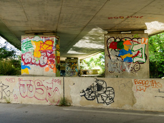 Graffitis sur un mur en pleine nature sauvage