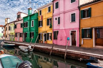 Obraz na płótnie Canvas famous colorful houses on the island of Burano in the Venetian lagoon, Italy.