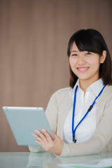 タブレットPCを持ち微笑むビジネスウーマン