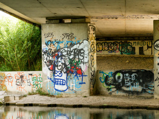 Graffitis sur un mur en pleine nature