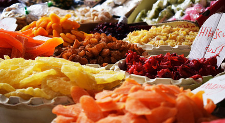 Distintos productos tales como chucherías, dulces, especias y incienso en distintos mercados de Jerusalén y Tel-Aviv, Israel. Oriente medio.