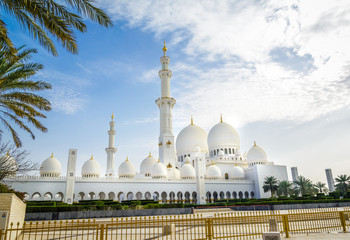 Fototapeta na wymiar Amazing view of Sheikh Zayed Grand Mosque, one of the most impressive contemporary mosques in the world.