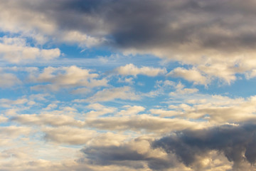 Obraz premium Clouds in the sky at sunset as a background