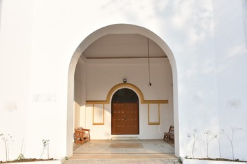 Fototapeta na wymiar White church, Indore, Madhya Pradesh