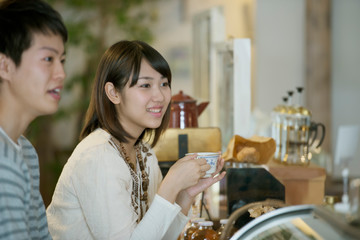 カフェでコーヒーを飲むカップル