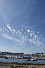 Le Port de Camaret Sur Mer dans le Finistère en Bretagne sur la Presqu'ile de Crozon, lieu à ne pas rater pour qui visite la Bretagne,  et le majestueux ciel breton