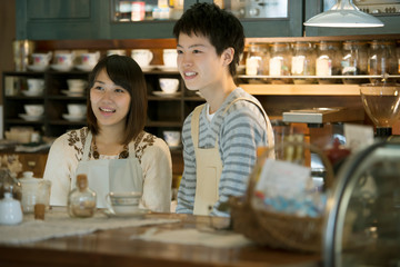 カウンターで微笑むカフェの店員